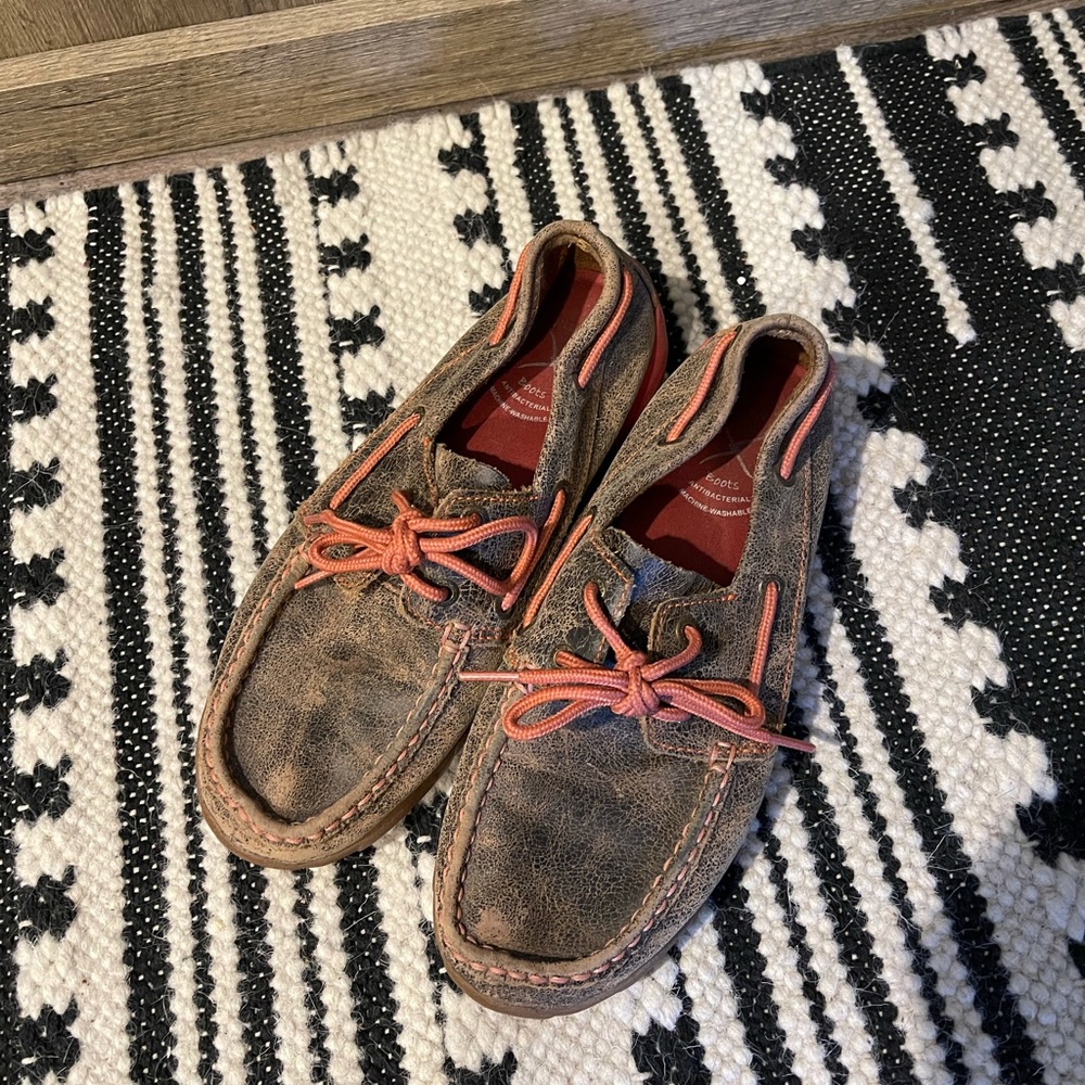 Twisted x slip ons
